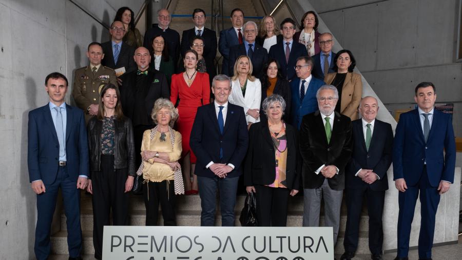 Foto de familia de autoridades e persoas premiadas. FOTO: Xunta