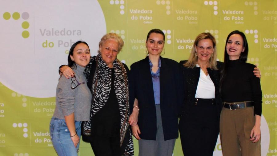 De esquerda a dereita, Cinthia Piñeiro, María Xosé Porteiro, Carmen Castrillo, Dolores Fernández Galiño e Ana Souto. FOTO: Valedoría do Pobo