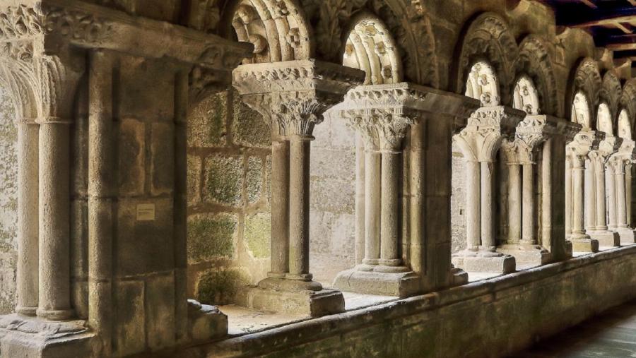 Detalle do claustro da Colexiata. FOTO: Santiago de Compostela Turismo