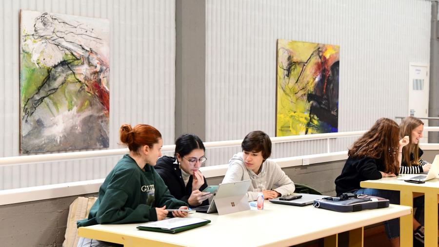 ‘Temporal’ (2009) e ‘A vida é unha vaga á cal nos sometemos’ (2006) xa se encontran na Facultade de Bioloxía da USC. FOTO: Santi Alvite