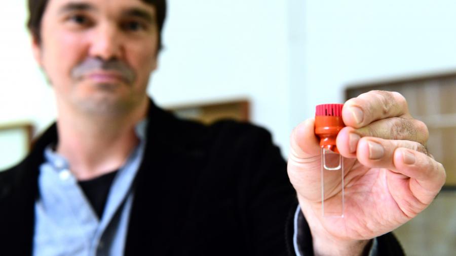 O profesor Sabín posa co vial cedido. FOTO: Santi Alvite