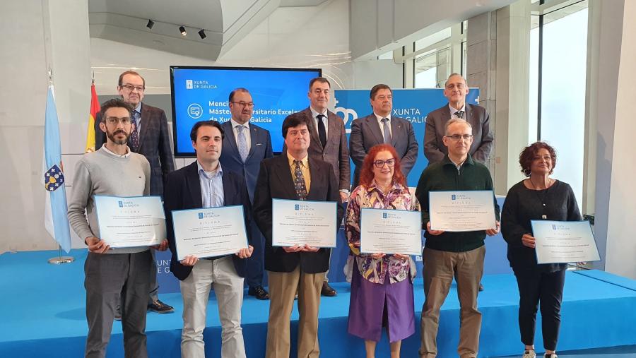 Foto de familia con todas as persoas que recolleron a mención de excelencia