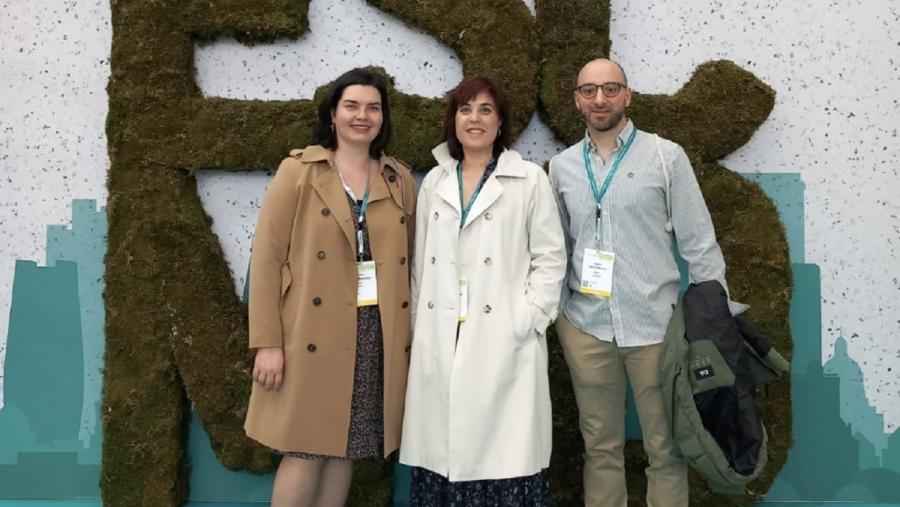 Azucena Mora, entre Vanessa García e Isidro García, en Copenhague