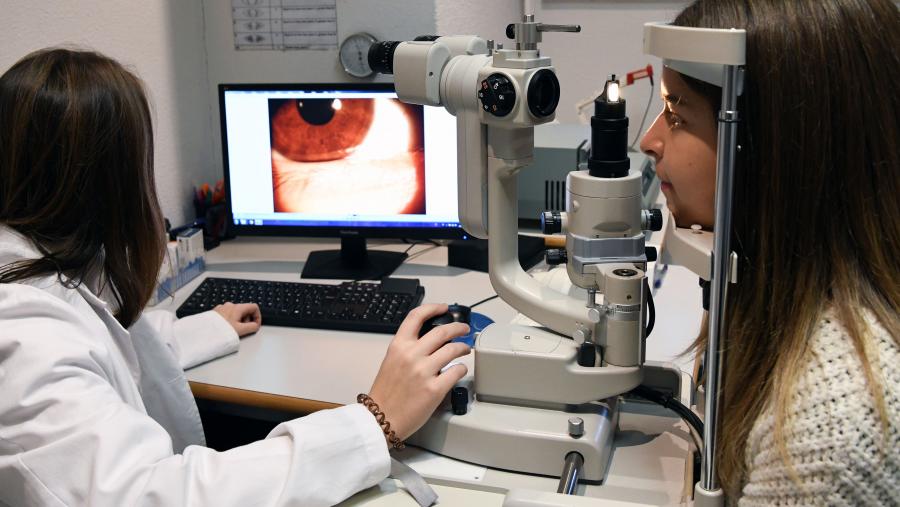 En canto ao lugar en que se deu a primeira noticia do diagnóstico, máis do 70% das nais dixeron ser informadas no consultorio do profesional responsable de transmitir a noticia. Imaxe de arquivo dunha clase práctica na Facultade de Óptica e Optometría. FOTO: Santi Alvite