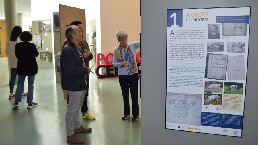 Álvarez, Fraga e Cantalapiedra visitan a exposición instalada na Biblioteca Intercentros