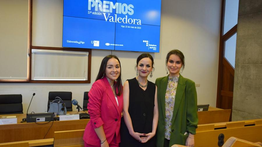 Cinthia Piñeiro, Ana Souto e Carmen Castrillo, gañadoras desta terceira edición dos premios. FOTO: UVigo