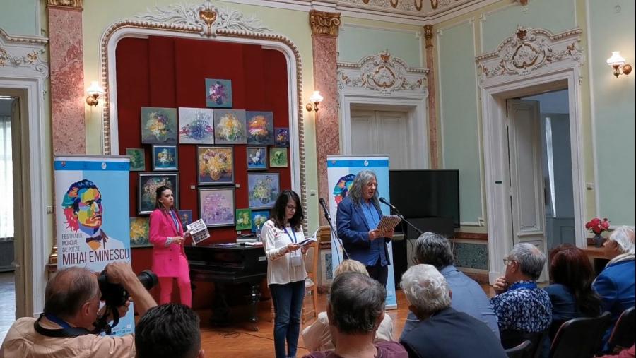 Rodríguez Fer, á dereita, no Festival Mundial de Poesía celebrado en Romanía