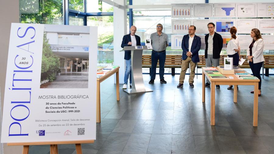 A mostra bibliográfica, situada na Sala de Descanso da Biblioteca, recolle os libros máis prestados e unha escolla dos artigos máis relevantes publicados entre 1991 e 2021. FOTO: Santi Alvite