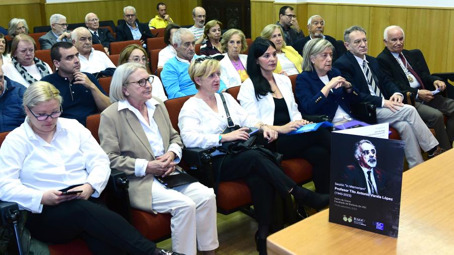 A familia do profesor, sentada en primeiro termo, estivo presente na homenaxe. FOTO: Santi Alvite