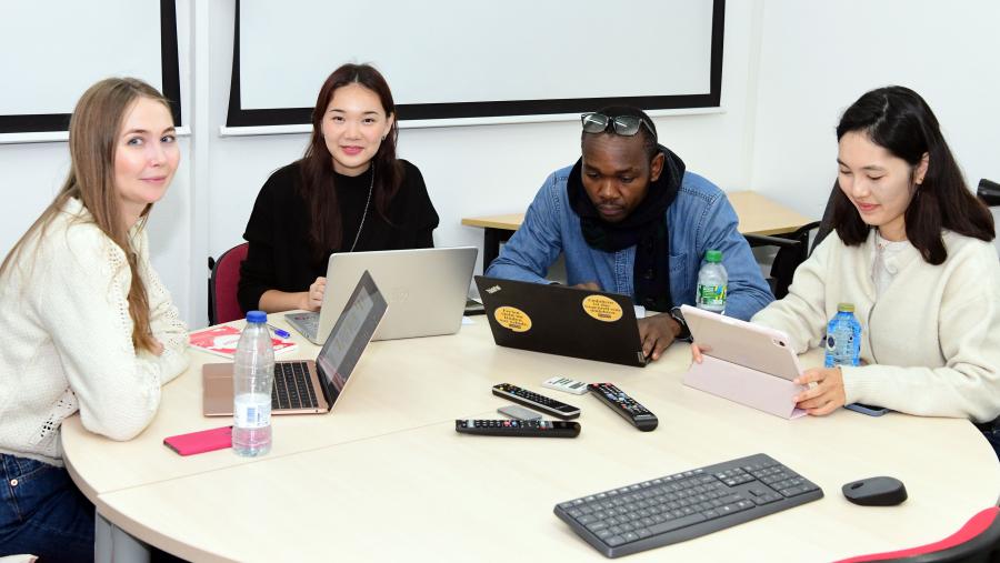 A xuntanza desenvolveuse na Facultade de Filoloxía. FOTO: Santi Alvite