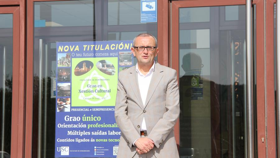 Gonzalo Francisco Fernández Suárez, diante da Facultade de Humanidades da USC
