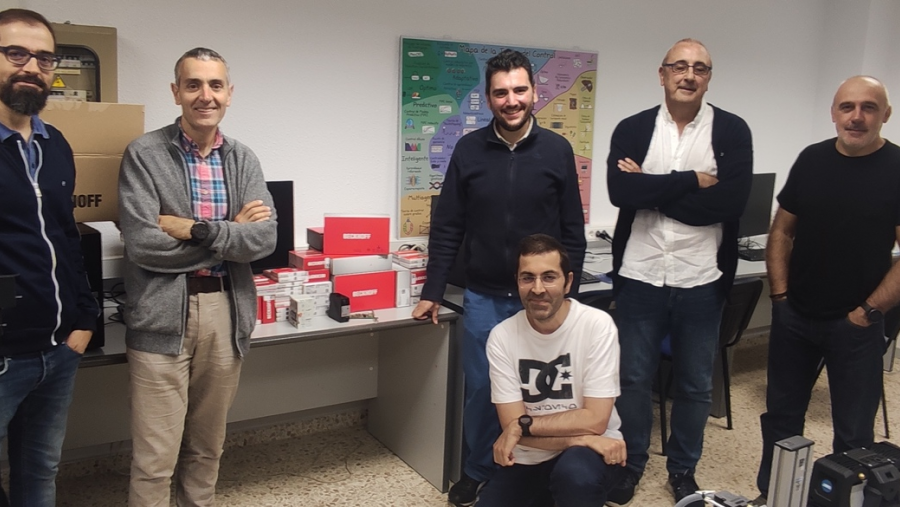 Profesorado do grao en Robótica, con parte do material cedido por Beckhoff Automation