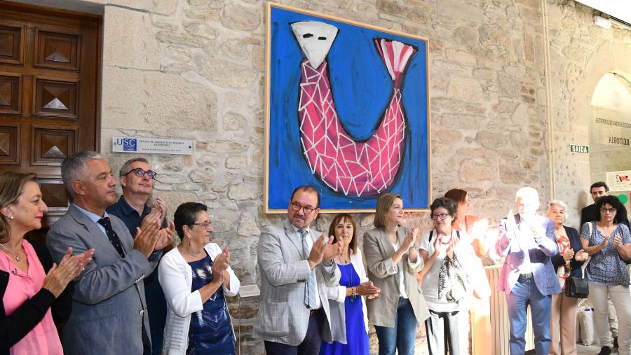 A colocación deste vítor engádese á ringleira de actividades coa que a USC pretende poñer en valor o legado do SEG. FOTO: Santi Alvite