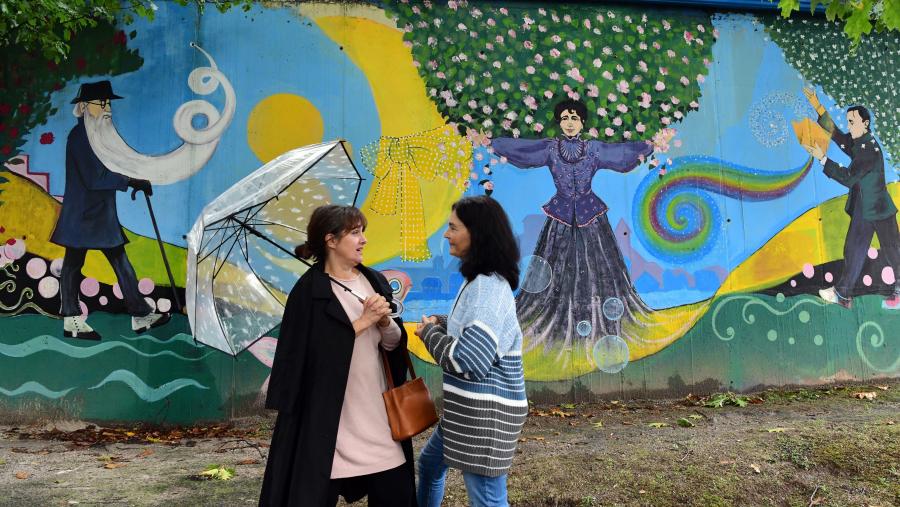 Ana Costas (esquerda) e Maica Romero (dereita) conversan diante do mural. FOTO: Santi Alvite