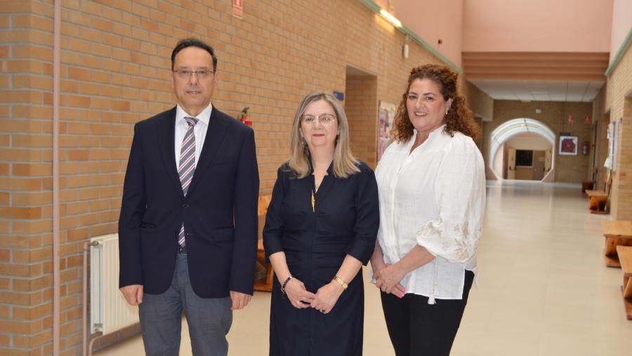Celia Castro Fernández, entre Varela Zapata e Carmen Bermejo, na Facultade de Humanidades