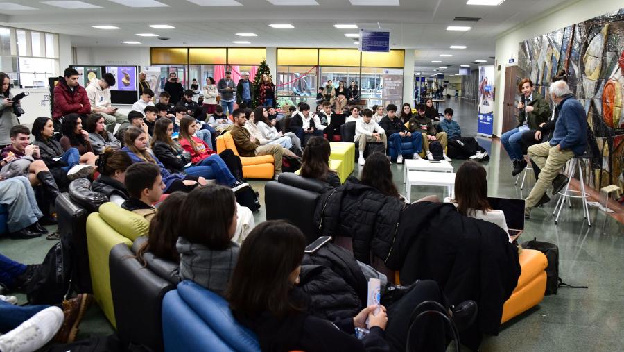 Os profesores Xoán Carmona e Adrián Dios analizaron, no vestíbulo da Facultade de Ciencias Económicas e Empresariais ‘O mundo dos felices Anos 20’ dende unha perspectiva galega. FOTO: Santi Alvite