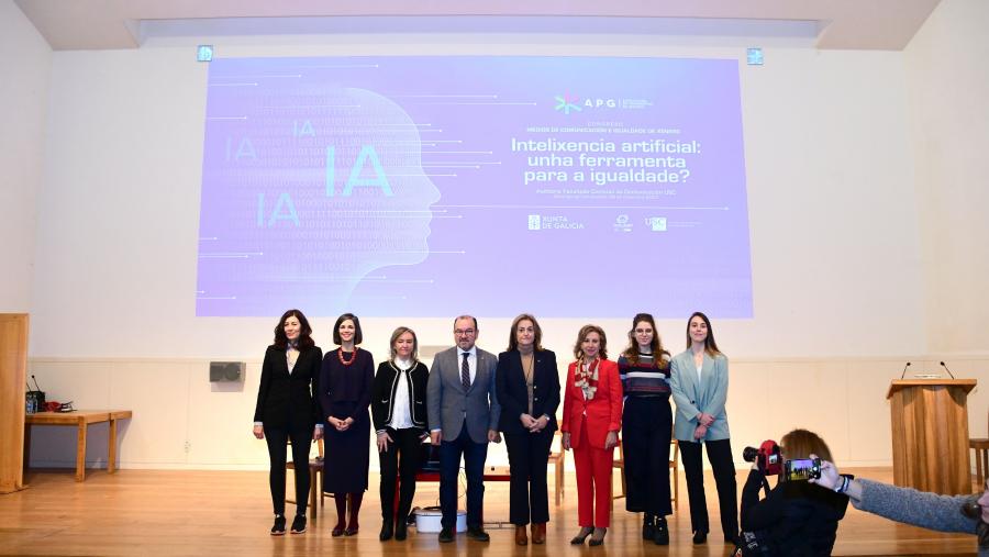 Reitor, decana e conselleira posaron con parte das relatoras antes do inicio do acto. FOTO: Santi Alvite