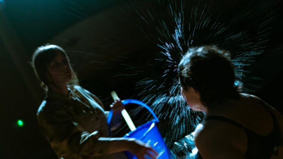 Dúas das actrices que interveñen en 'Eréndida e Aríndere', nunha representación 