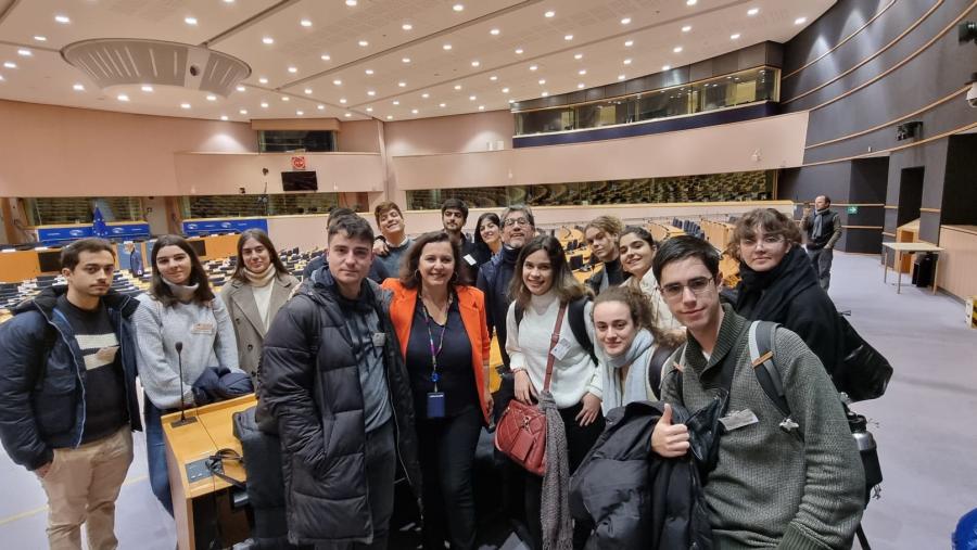 Durante a visita, o estudantado tivo a oportunidade de coñecer as instalacións do parlamento e manter varias conversacións coa eurodeputada anfitrioa, Ana Miranda