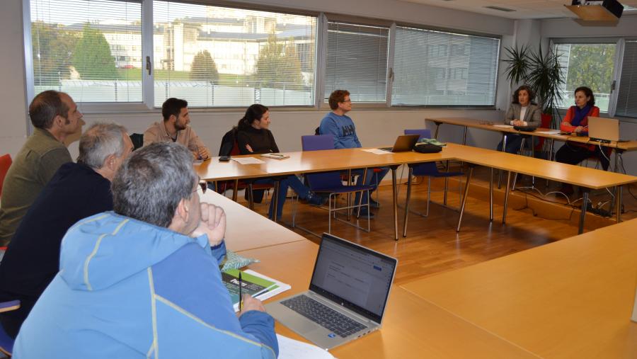 Especialistas da Fundación HAZI, con responsables académicos e investigadores do Campus Terra da USC