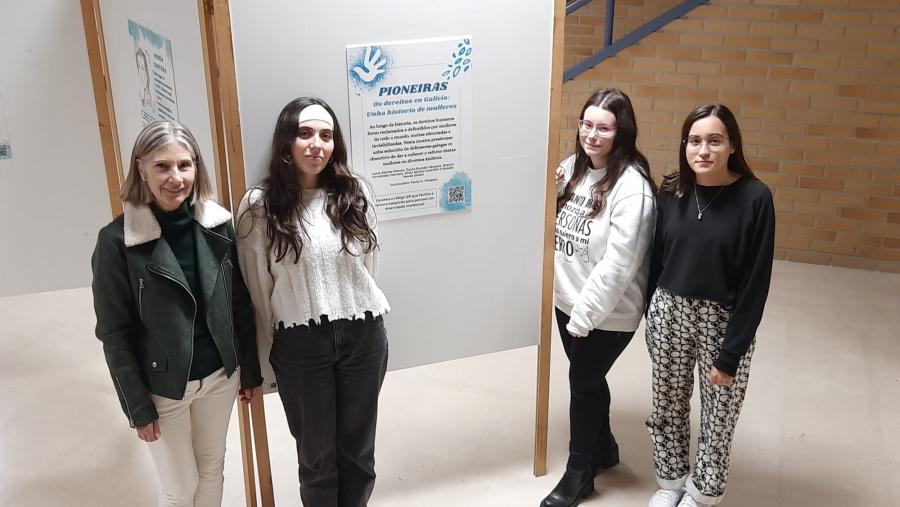 Fernández Herrero, á esquerda, con alumnas do grao en Ciencias da Cultura e Difusión Cultural