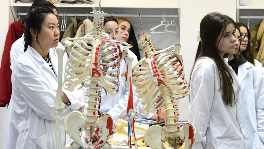 Estudantes de Enfermaría nunha clase práctica. FOTO: Santi Alvite