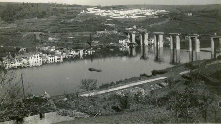 A vella vila de Portomarín, abaixo, anegada polo río e na parte superior da imaxe a nova vila de Portomarín. A imaxe é de arredor de 1963