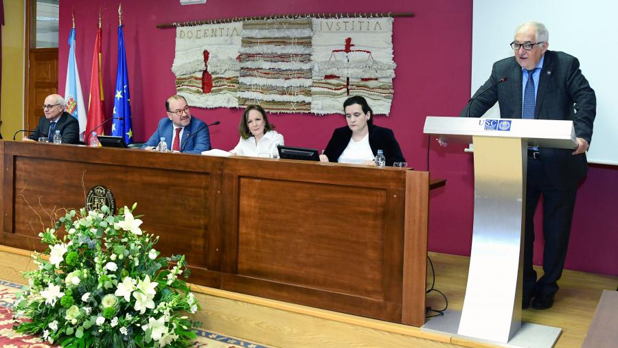 O presidente do Tribunal Constitucional, Cándido Conde-Pumpido Tourón, pronuncia a súa lección maxistral. Na mesa, desde a esquerda, o fiscal xefe do Tribunal Superior de Xustiza de Galicia, Fernando Suanzes, o reitor Antonio López, a decana Ana María Gude e a secretaria da Facultade, Natalia Pérez. FOTO: Santi Alvite