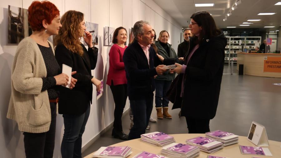 Antonio Álvarez entrega un calendario a unha das participantes no XXIX Maratón Fotográfico do Campus