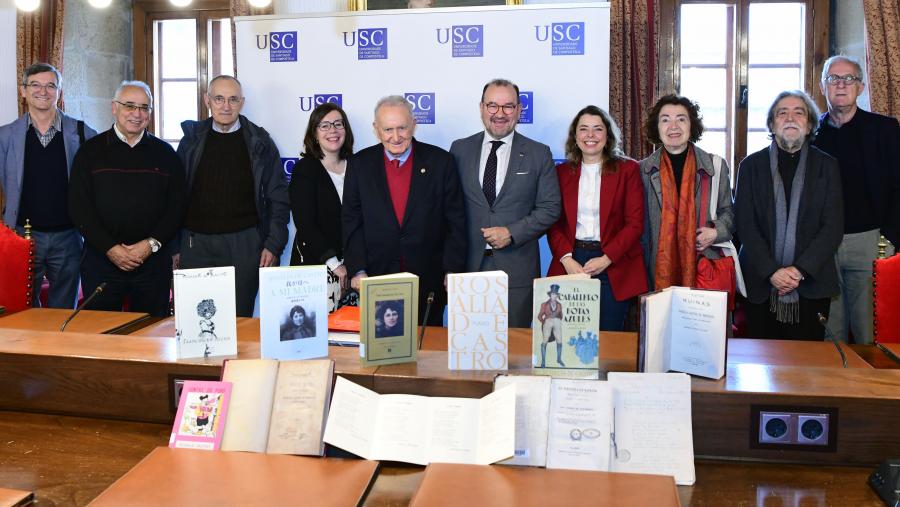 Xesús Alonso Montero, quinto pola esquerda, e o reitor Antonio López, sexto, posan con outras persoas asistentes ao acto de doazón e con parte do material xa recibido pola USC. FOTO: Santi Alvite