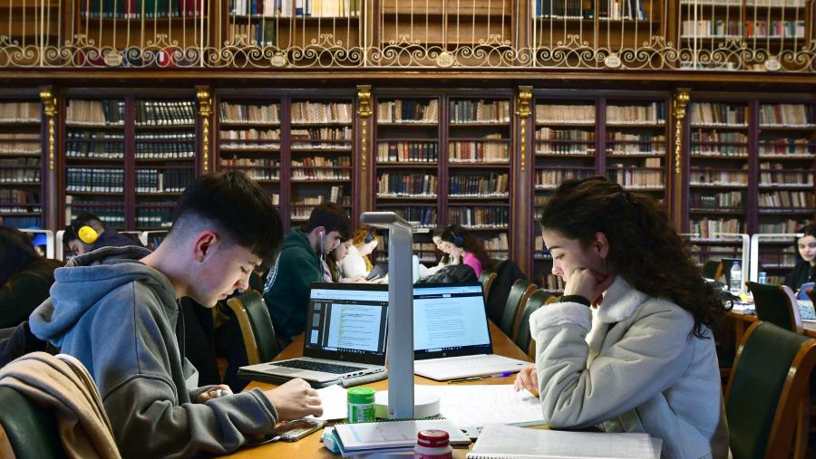 A Olimpíada Solidaria de Estudo é unha actividade de sensibilización e educación para o desenvolvemento a través da cal a mocidade pode participar e comprometerse con proxectos de cooperación. Imaxe de arquivo da biblioteca de Xeografía e Historia. FOTO: Santi Alvite