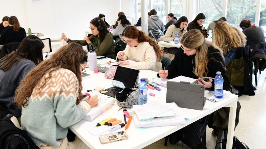 A Olimpíada Solidaria de Estudo é unha actividade de sensibilización e educación para o desenvolvemento a través da cal a mocidade pode participar e comprometerse con proxectos de cooperación. Imaxe de arquivo da biblioteca de Dereito. FOTO: Santi Alvite
