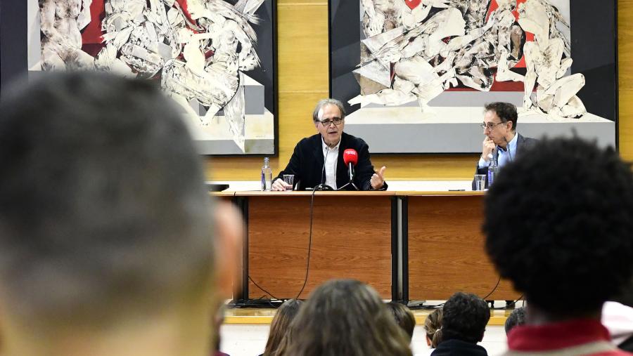 Joan Subirats, esquerda, foi presentado por Ramón Bouzas. FOTO: Santi Alvite