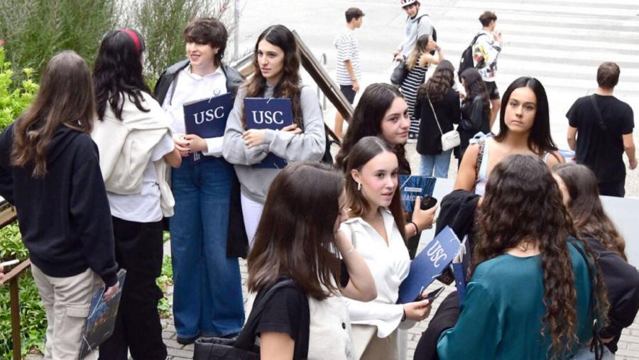 Estudantes no Campus Sur da USC. FOTO: Santi Alvite