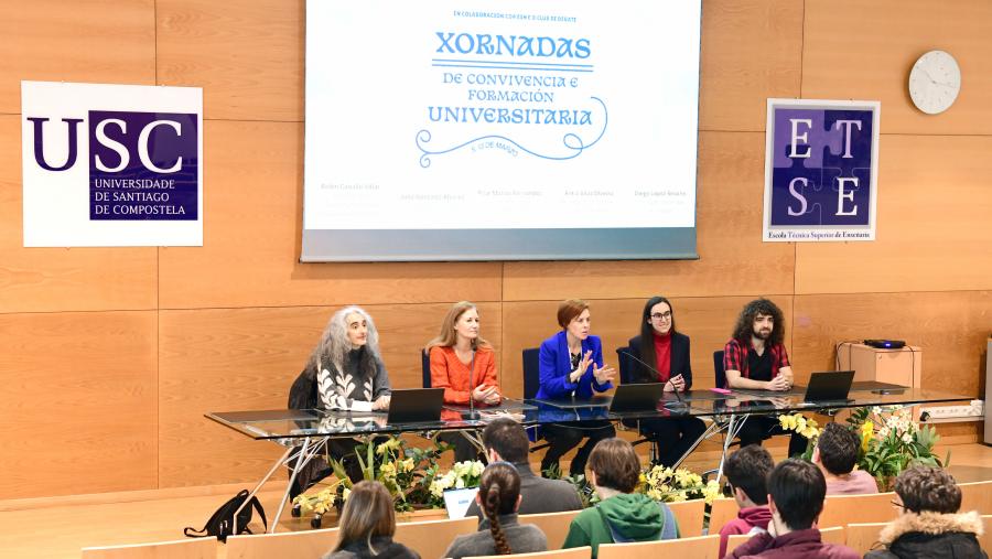 De esquerda a dereita, Belén Caballo, Julia González, Pilar Murias, Antía Vilas e Diego López. Foto: Santi Alvite