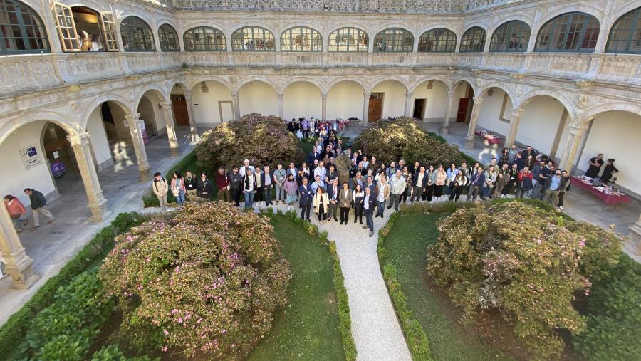 Foto de grupo dos participantes na 29 EUCHEMSIL recibidos en Fonseca pola vicerreitora de Política Científica, Pilar Bermejo 