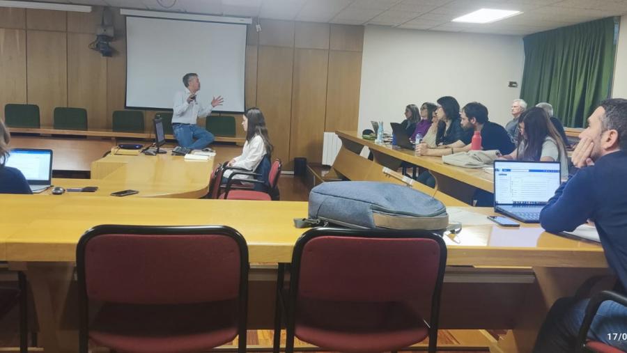 Paulino Martínez, na súa intervención ante o persoal investigador reunido en Veterinaria