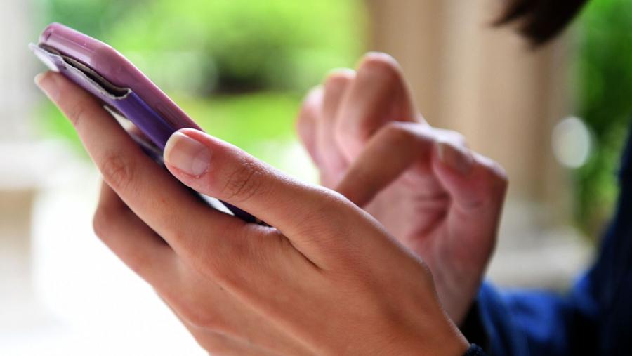 O uso dos móbiles intelixentes disparou as publicacións nas redes. FOTO: Santi Alvite