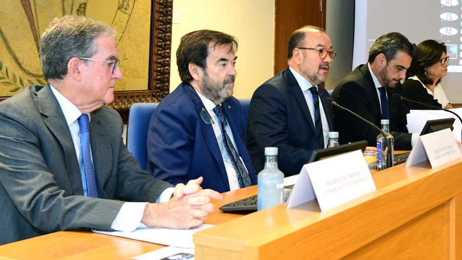 O reitor Antonio López presidiu a inauguración do encontro. Foto: Santi Alvite