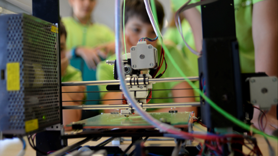 A actividade que se dirixe a cativada de entre 6 e 16 anos, ofrece unha variedade de talleres deseñados para explorar diversas facetas da tecnoloxía