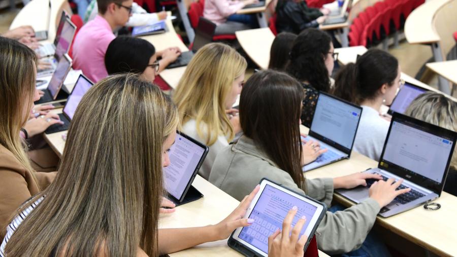 A web do CORGA facilita a obtención de datos lingüísticos mediante unha ferramenta de consulta que dá cabida ás diferentes aproximacións de busca: palabras ortográficas, elementos gramaticais, clases de palabras, etiquetas, trazos morfolóxicos, lemas ou hiperlemas. FOTO: Santi Alvite 