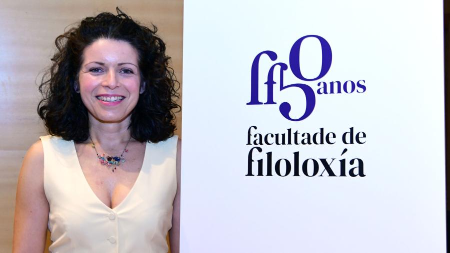 Verónica Rodríguez co logo gañador da súa autoría