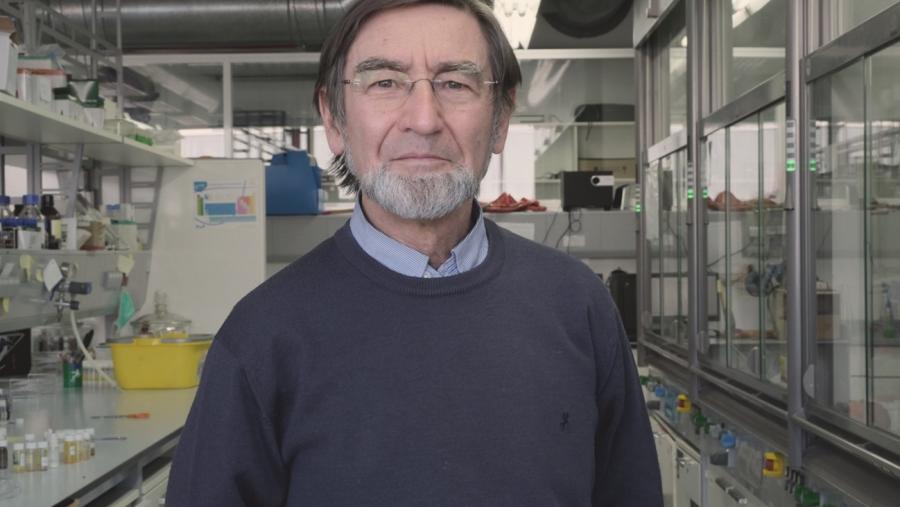 O profesor Riguera nos laboratorios do CiQUS. Foto: CiQUS