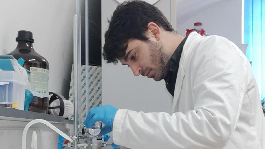 Aly Jesús Castillo nun laboratorio da USC