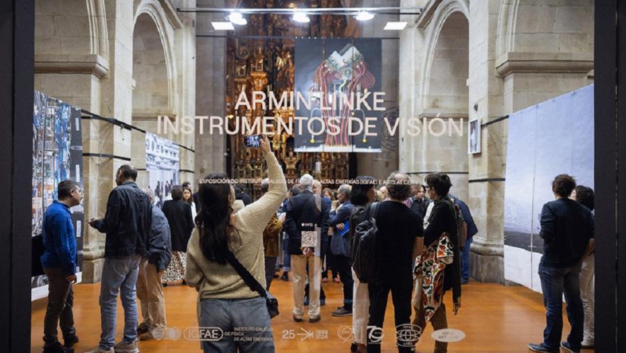 Visitantes da mostra 'Instrumentos de visión' na Igrexa da Universidade