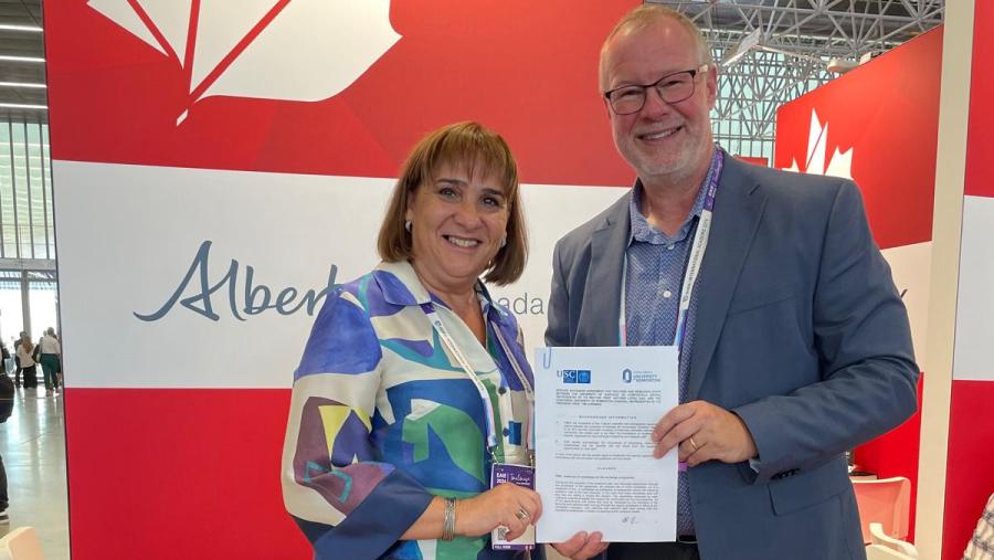 Na sinatura do acordo, a vicerreitora López Couso co reitor da Universidade Concordia en Edmonton (Canadá), Tim Loreman.