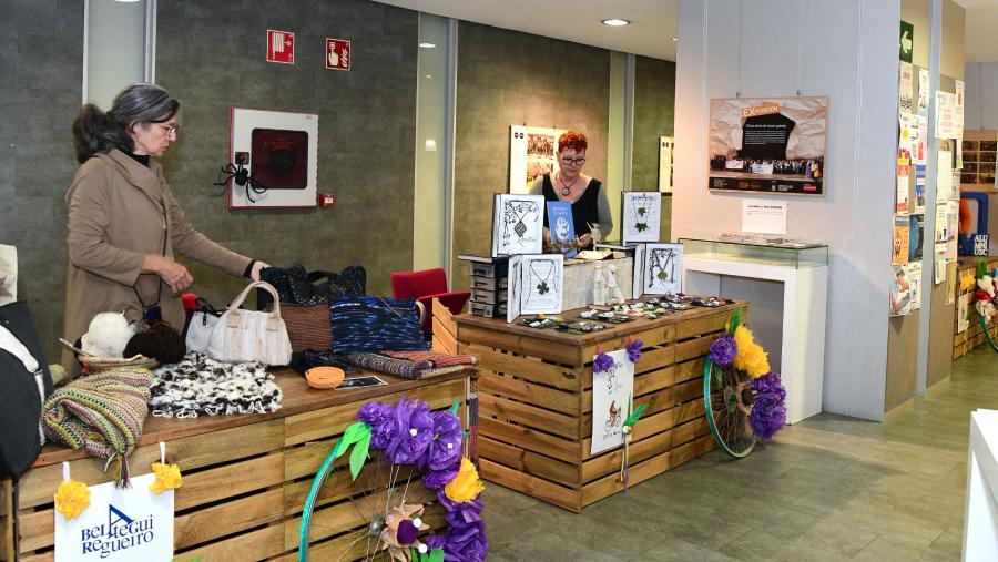 Algúns dos postos da Feira de Emprendedoras de 2023. FOTO: Santi Alvite