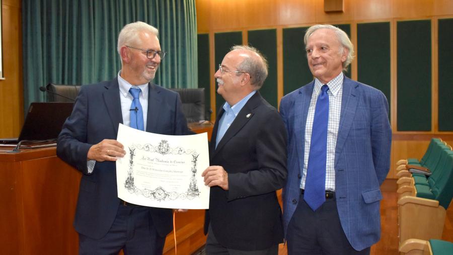 O profesor González Manteiga co diploma que acredita o ingreso, acompañado do presidente da sección de Matemáticas da Academia, Ildefonso Díaz, e do tamén académico Daniel Peña. Foto: Real Academia de Ciencias
