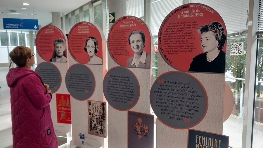 A mostra consta de diversos paneis, cada un dedicado a unha autora