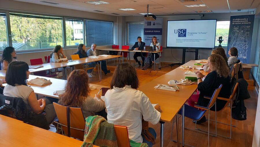 Francisco Fraga e Maite Flores xunto aos representantes dos centros de Ensino Medio